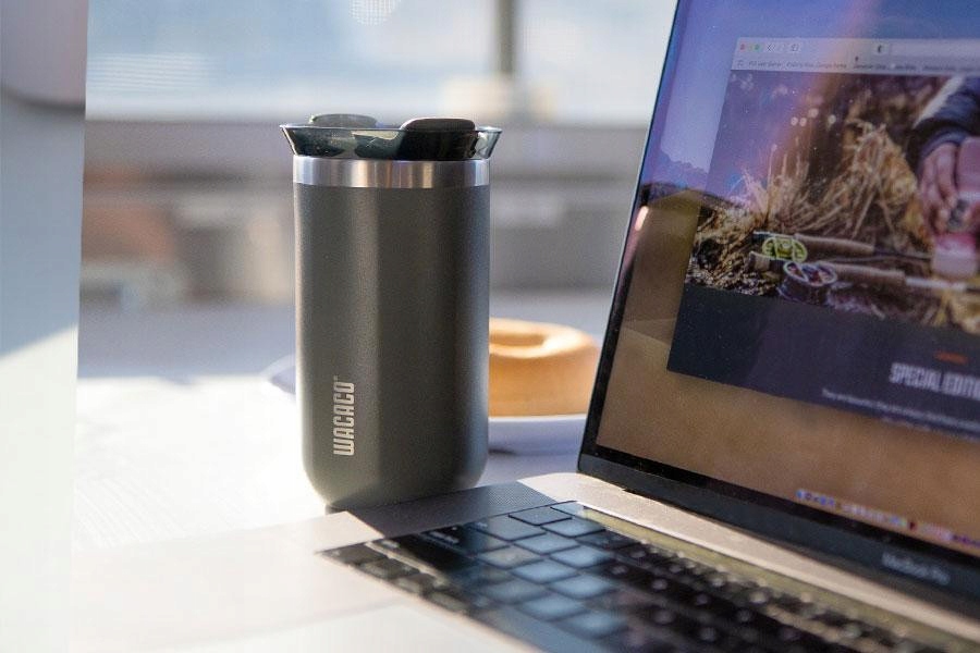 Ergonomiczny design i szczelna pokrywka