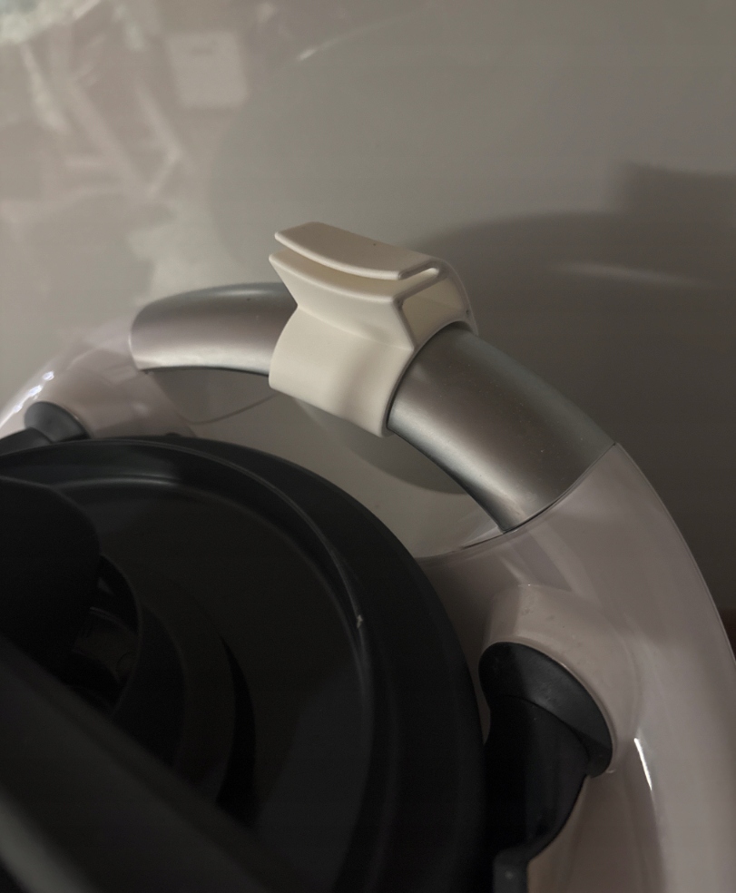 Zalety uchwytu na pokrywę Thermomix – Komfort i porządek w gotowaniu