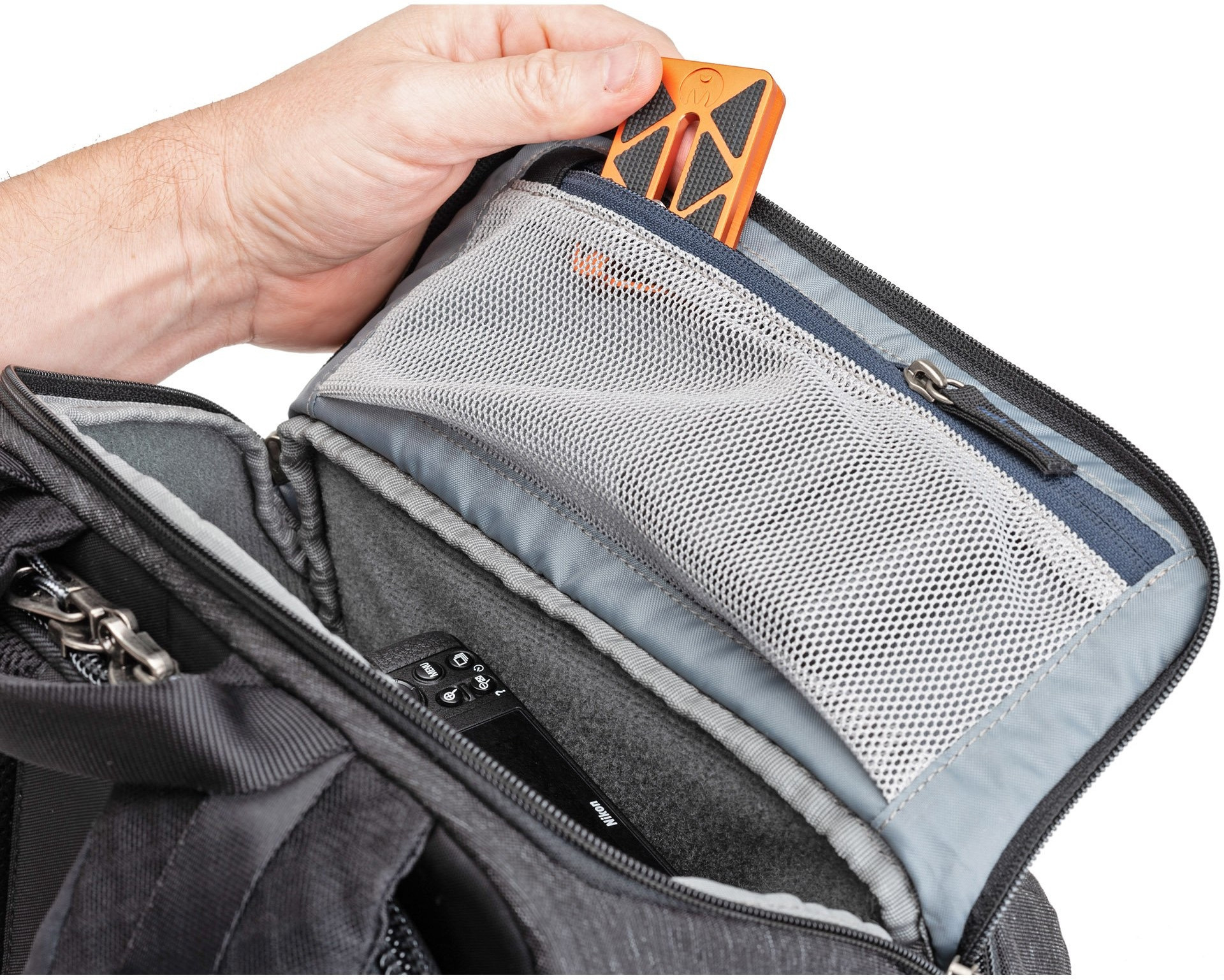 Przestronna komora na laptop i tablet