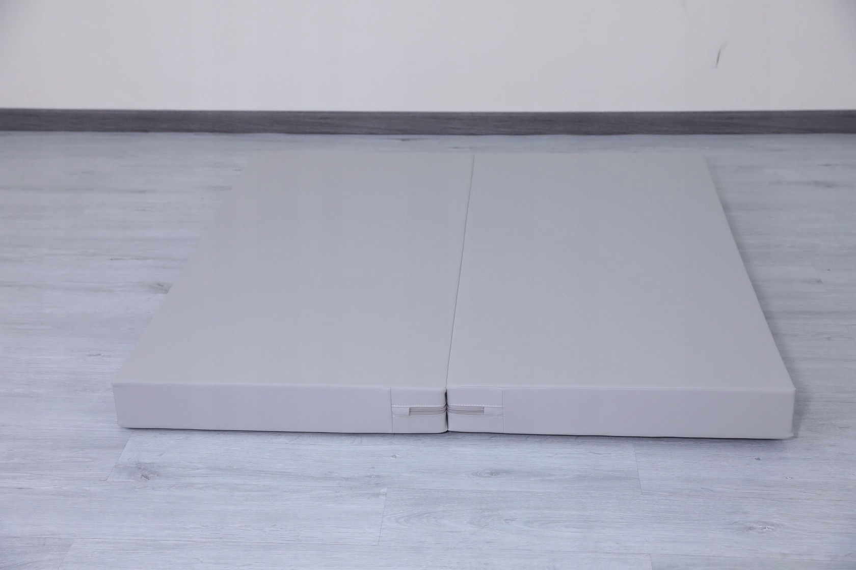 Materac gimnastyczny Satellite 120x120x10 cm dwuczęściowy – Idealne podłoże do ćwiczeń