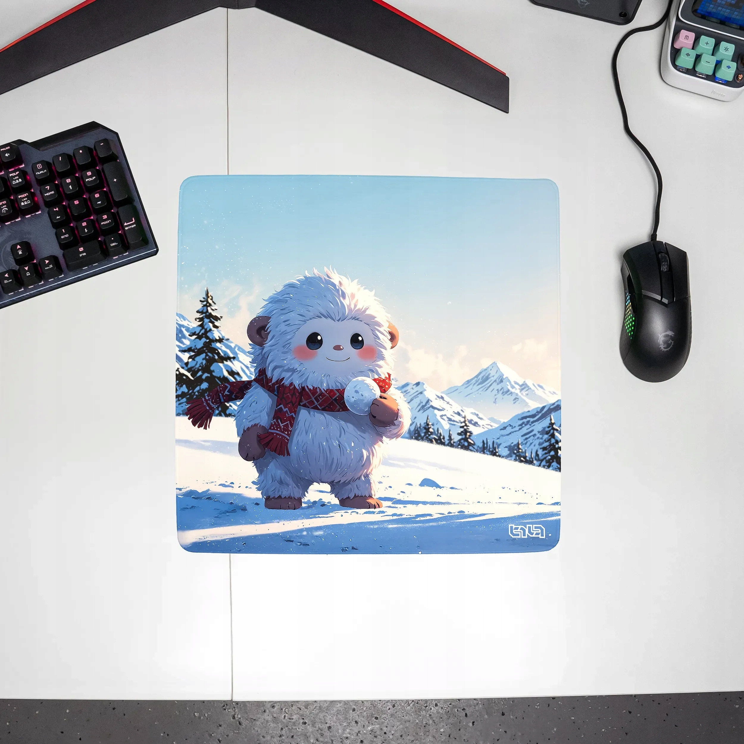 DUŻA PODKŁADKA POD MYSZKĘ Śnieżny Yeti 30x30 TILT – Komfort i styl w jednym