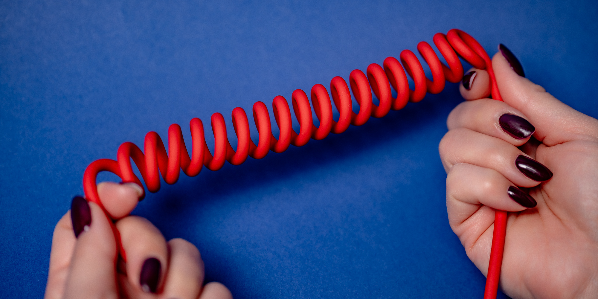 Kabel Newell USB-C - USB-C 100 W, 1,5 m, silikonowy, spiralny, czarny