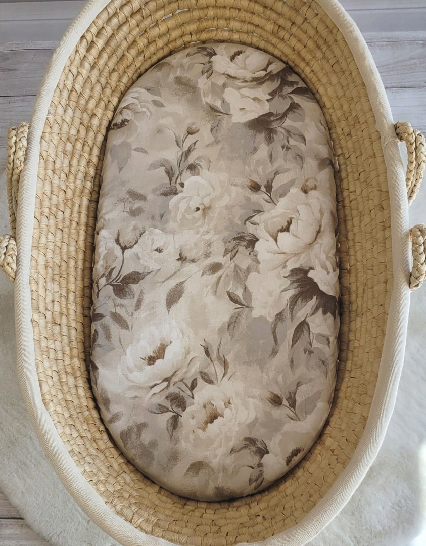 Prześcieradło bawełniane do kosza Mojżesza Boho 75x35 cm - Peonies beige