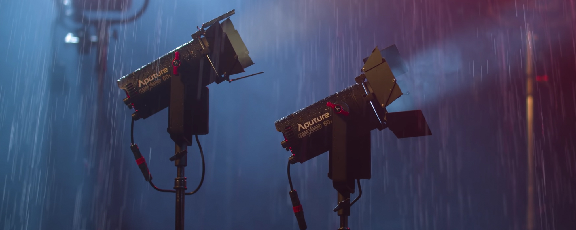 width=100% dwie świecące lampy LED Aputure Light Storm LS 60x pracujące podczas deszczu