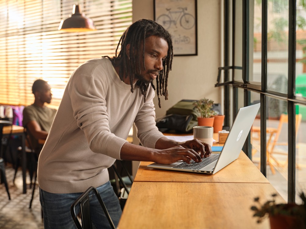 Laptop HP OmniBook 5 Next Gen AI 16-ag1070wm – Wydajność i mobilność w jednym