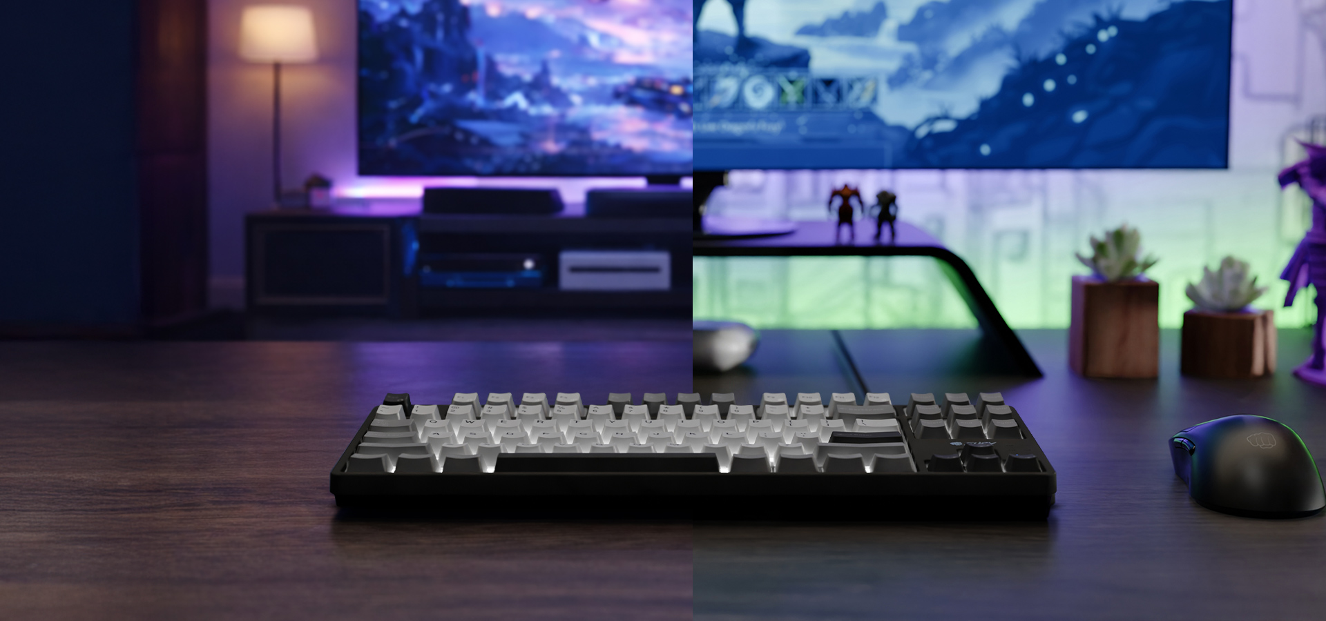 Klawiatura na drewnianym biurku z myszką i kolorowymi ekranami w tle.