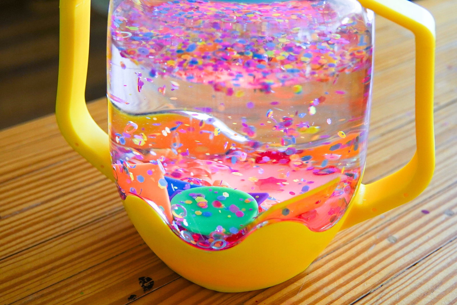 Inspiracje do zabawy z wodą i innymi materiałami sensorycznymi