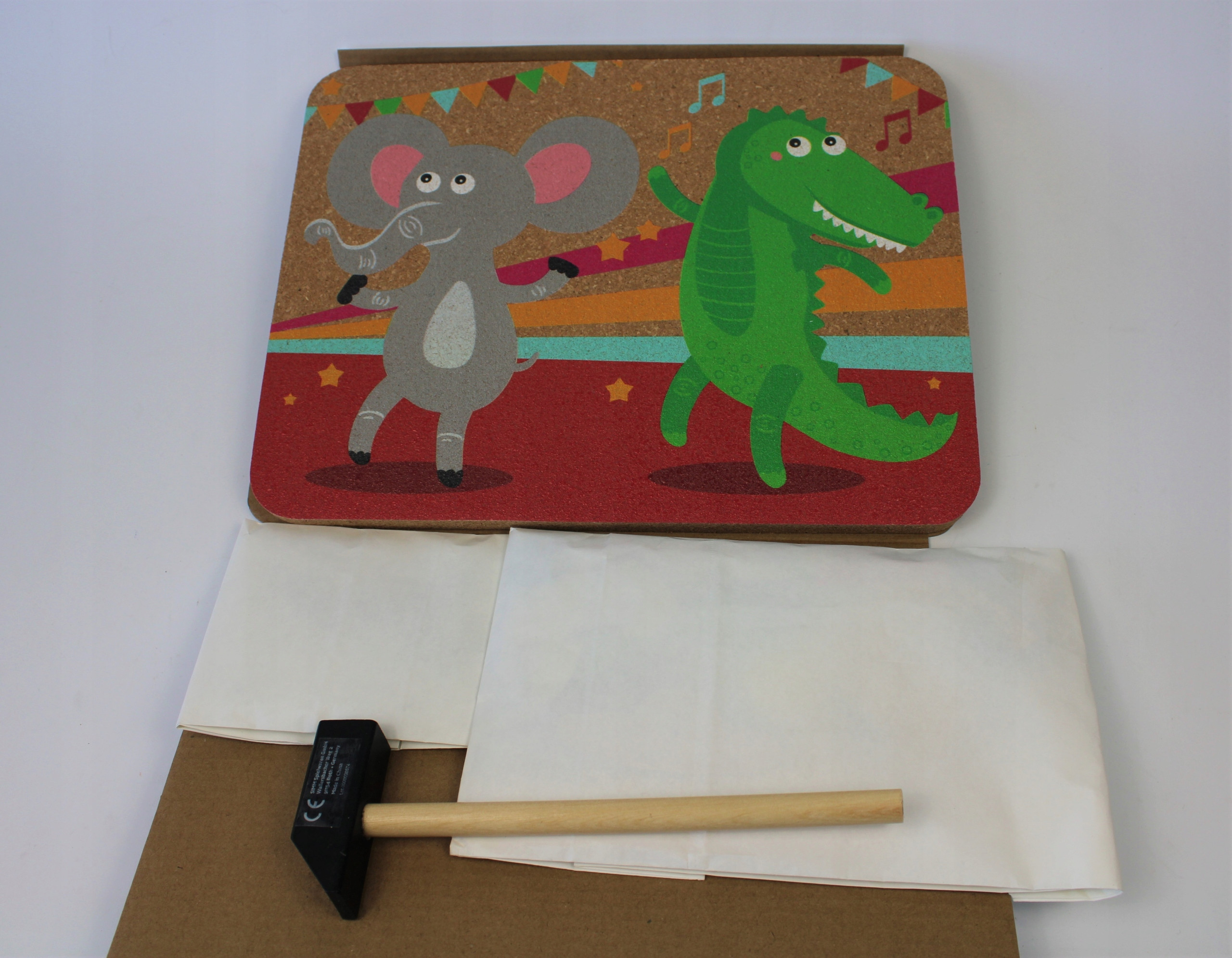 Akcesoria w zestawie: Młotek, gwoździe i tablica korkowa