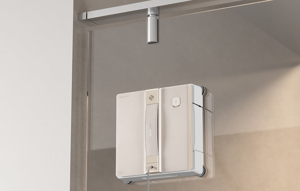 Robot Dreame C1 Station przyczepiony do przeszklenia drzwiowego w nowoczesnym wnętrzu