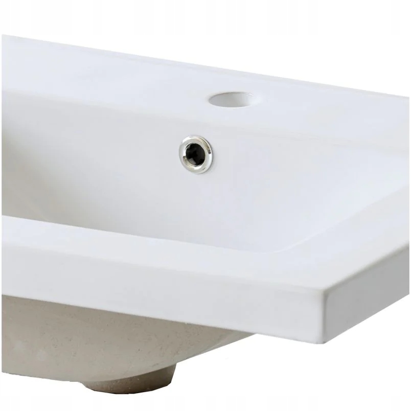 Praktyczne rozwiązania: otwór na baterię i opływ zapobiegający przelaniu