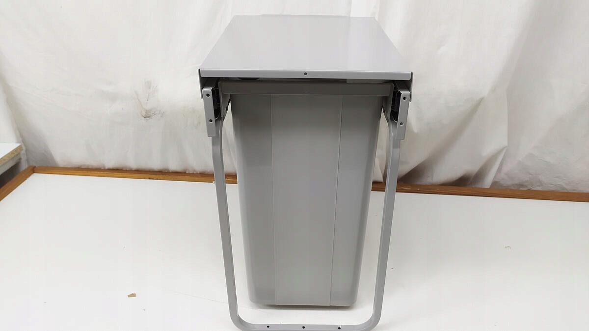 Wykonanie z tworzywa sztucznego i stali – Trwałość i estetyka