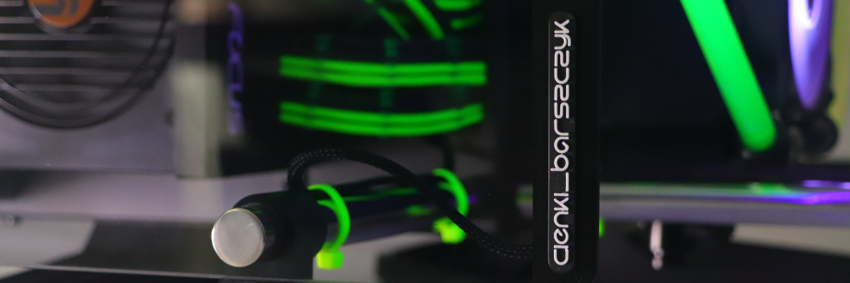 logo cienki_barszczyk na szklanym panelu obudowy, w tle widoczne zielone rurki, kable i fioletowy wentylator