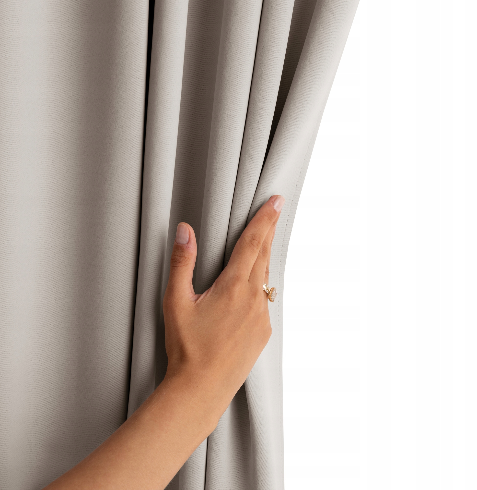 Łatwy montaż dzięki taśmie i szarfie