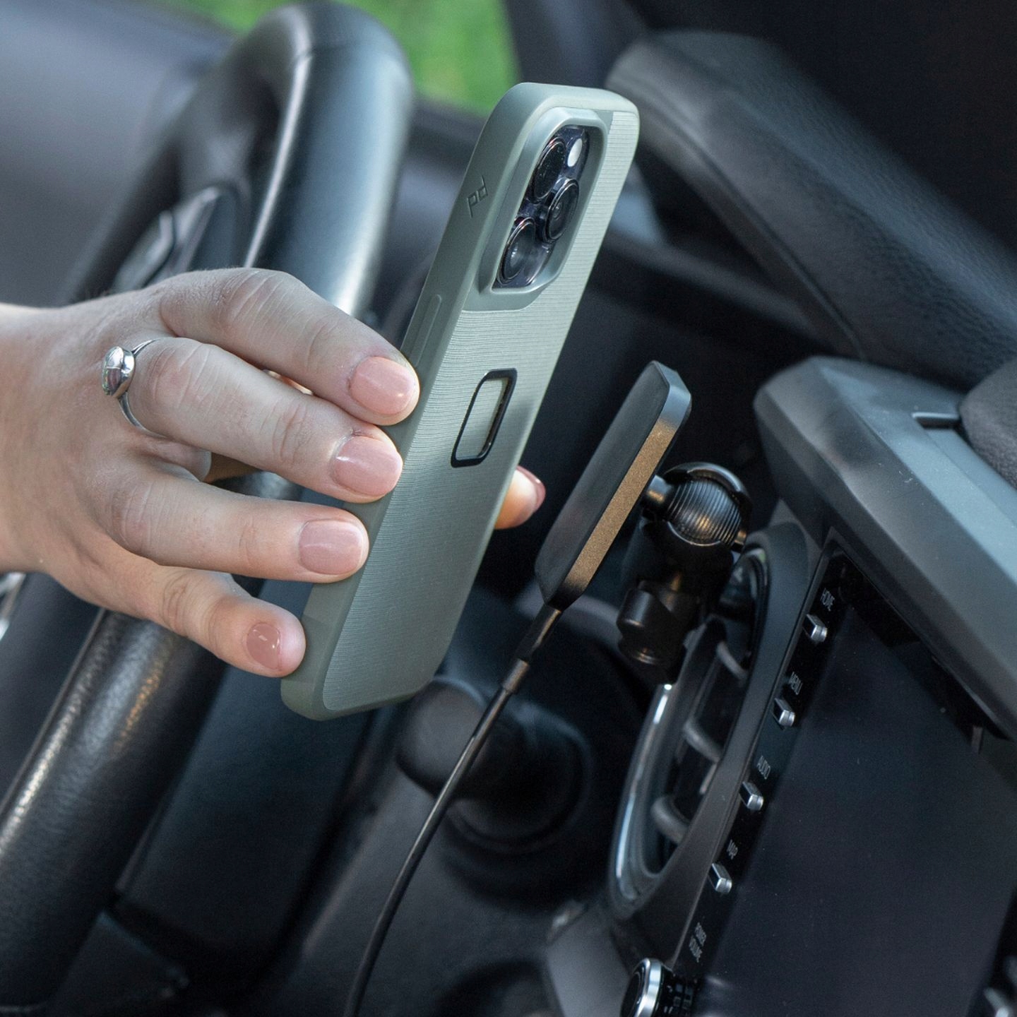 Bezprzewodowe ładowanie Qi2 i mocowanie telefonu