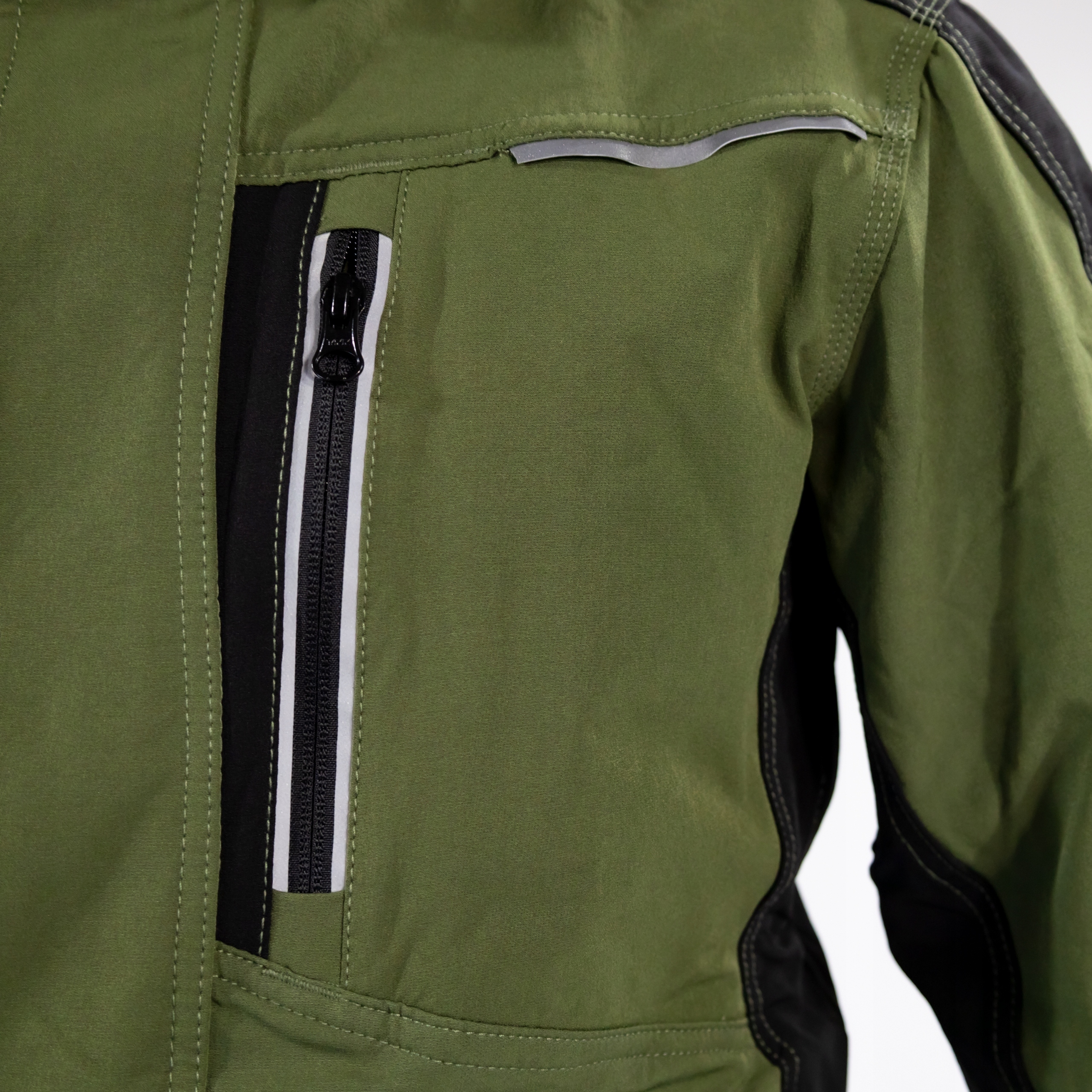 Praktyczne kieszenie i wentylacja – Wygoda podczas użytkowania