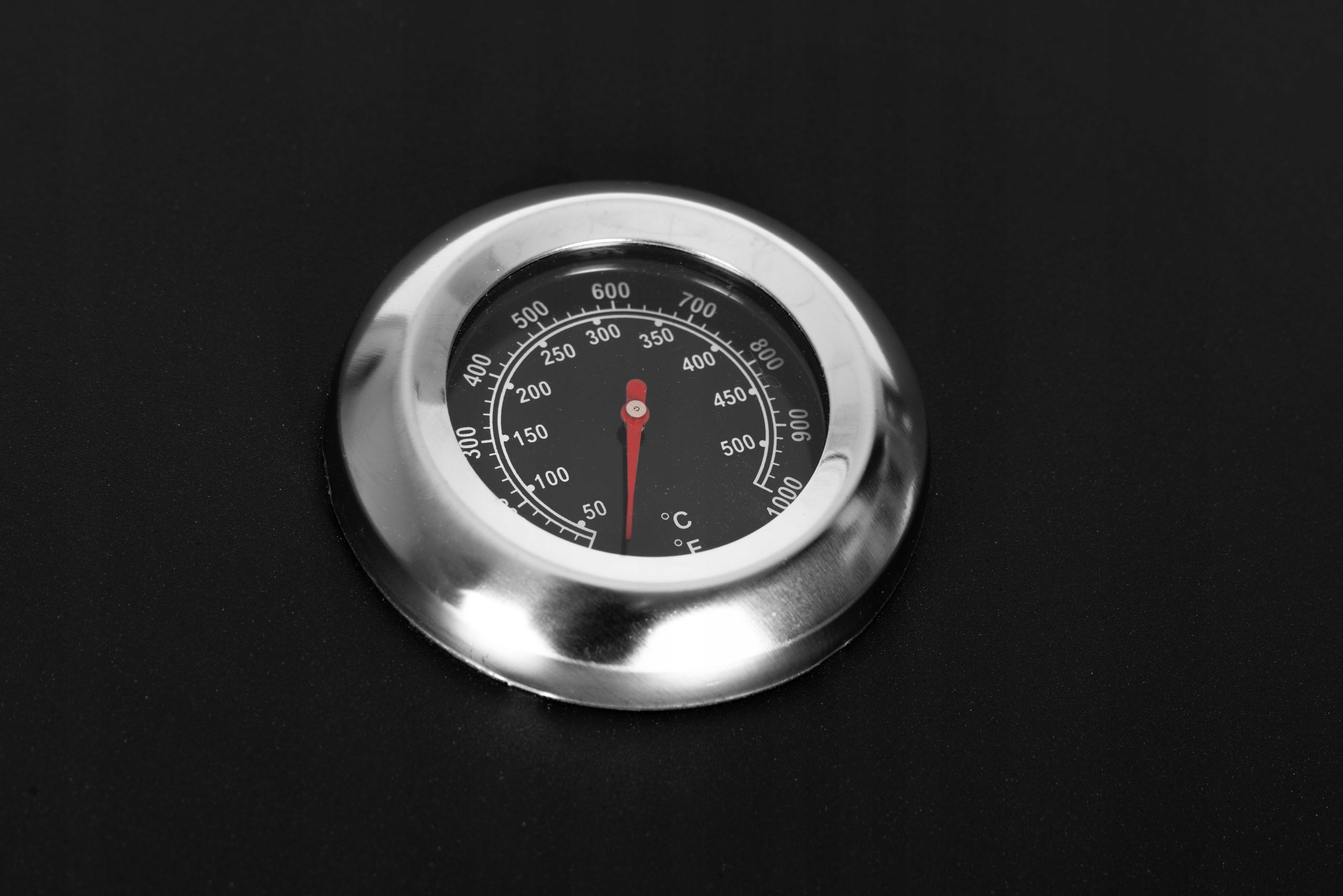 Wbudowany termometr i system wentylacji dla perfekcyjnego grillowania