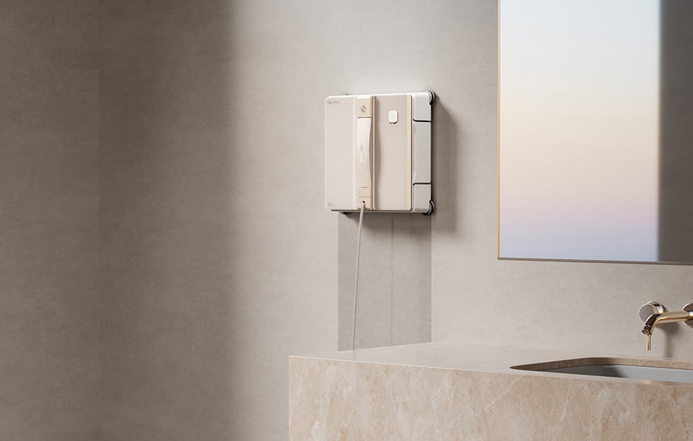 Robot Dreame C1 Station przymocowany do lustra w łazience nad marmurową umywalką