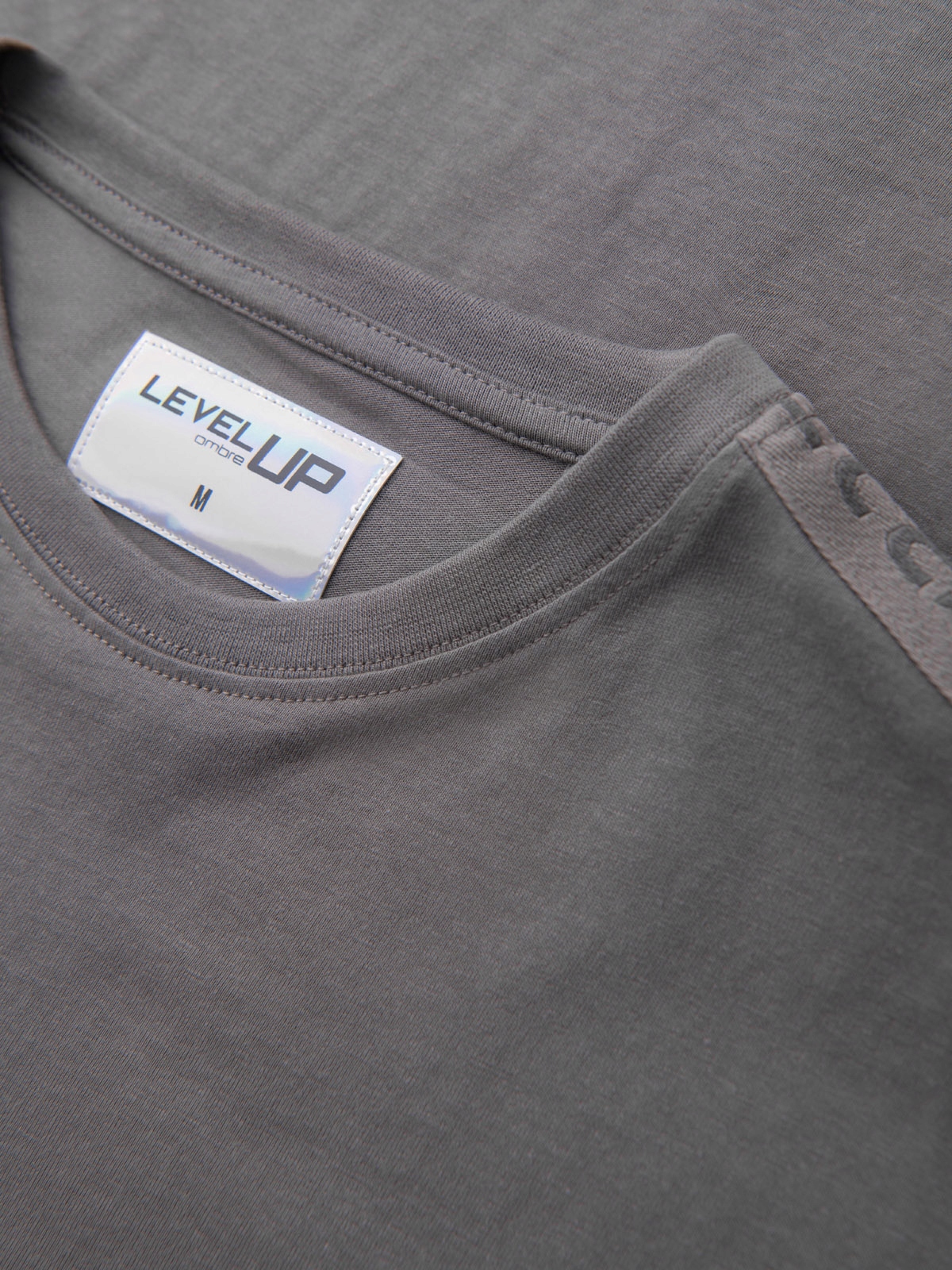 Męski bawełniany longsleeve U-neck z lampasami i nadrukiem na piersi szary OM-LSCL-0127 XL – Idealny wybór na każdą okazję