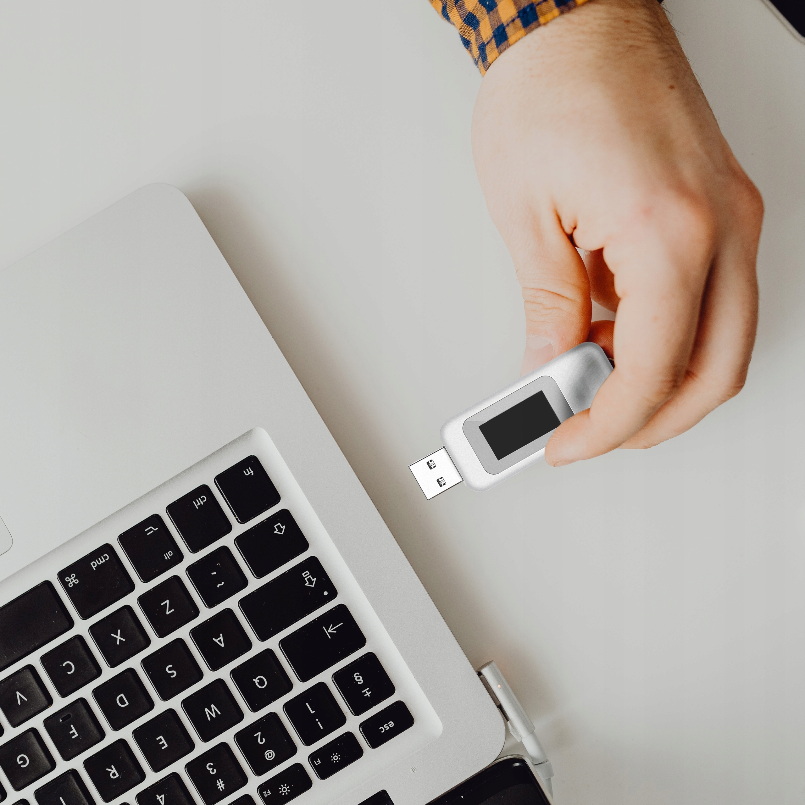 Kluczowe zalety woltomierza cyfrowego