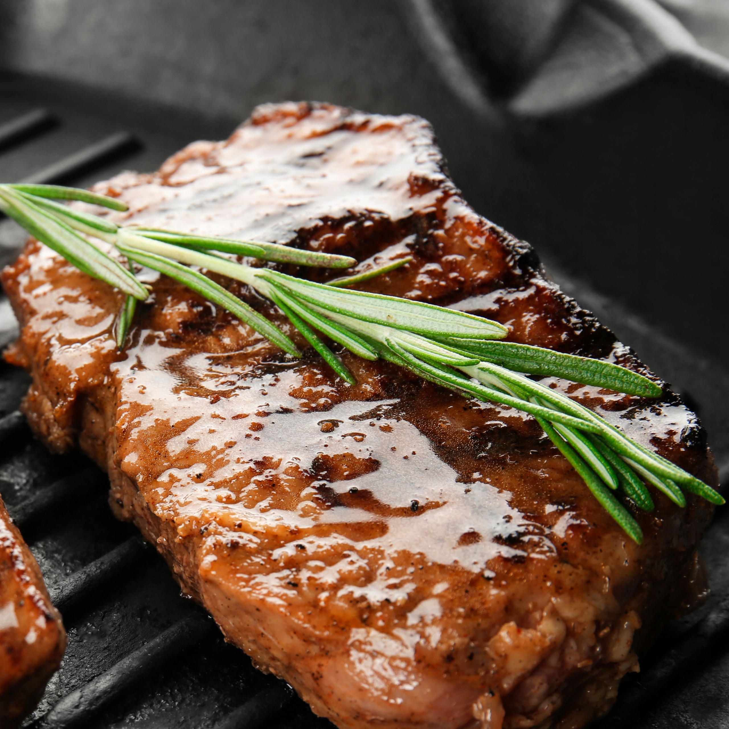 Wielofunkcyjność – Patelnie żeliwne w różnych technikach gotowania