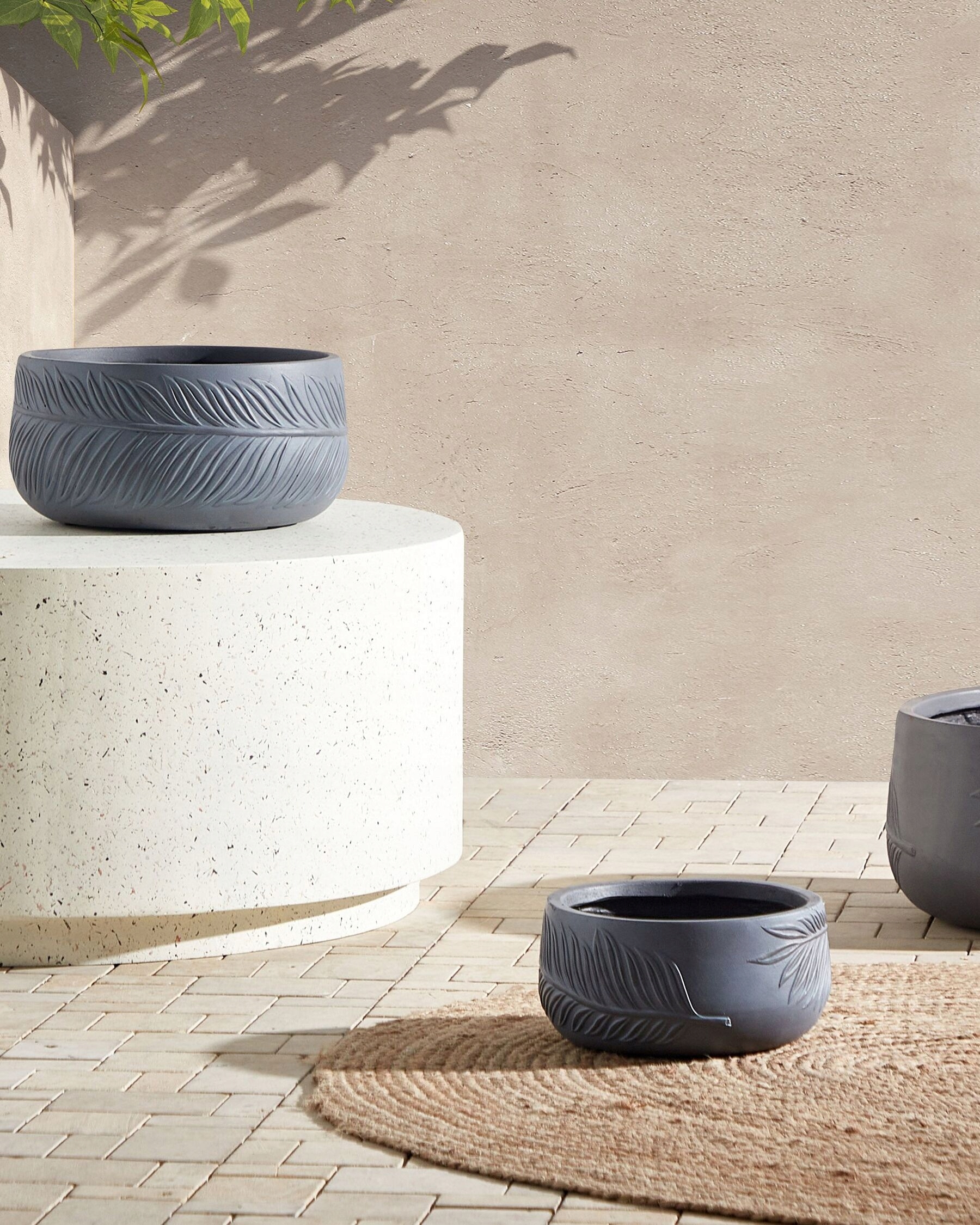 Doniczka okrągła 25 x 25 x 14 cm szara FTERO – Elegancja i trwałość w Twoim ogrodzie
