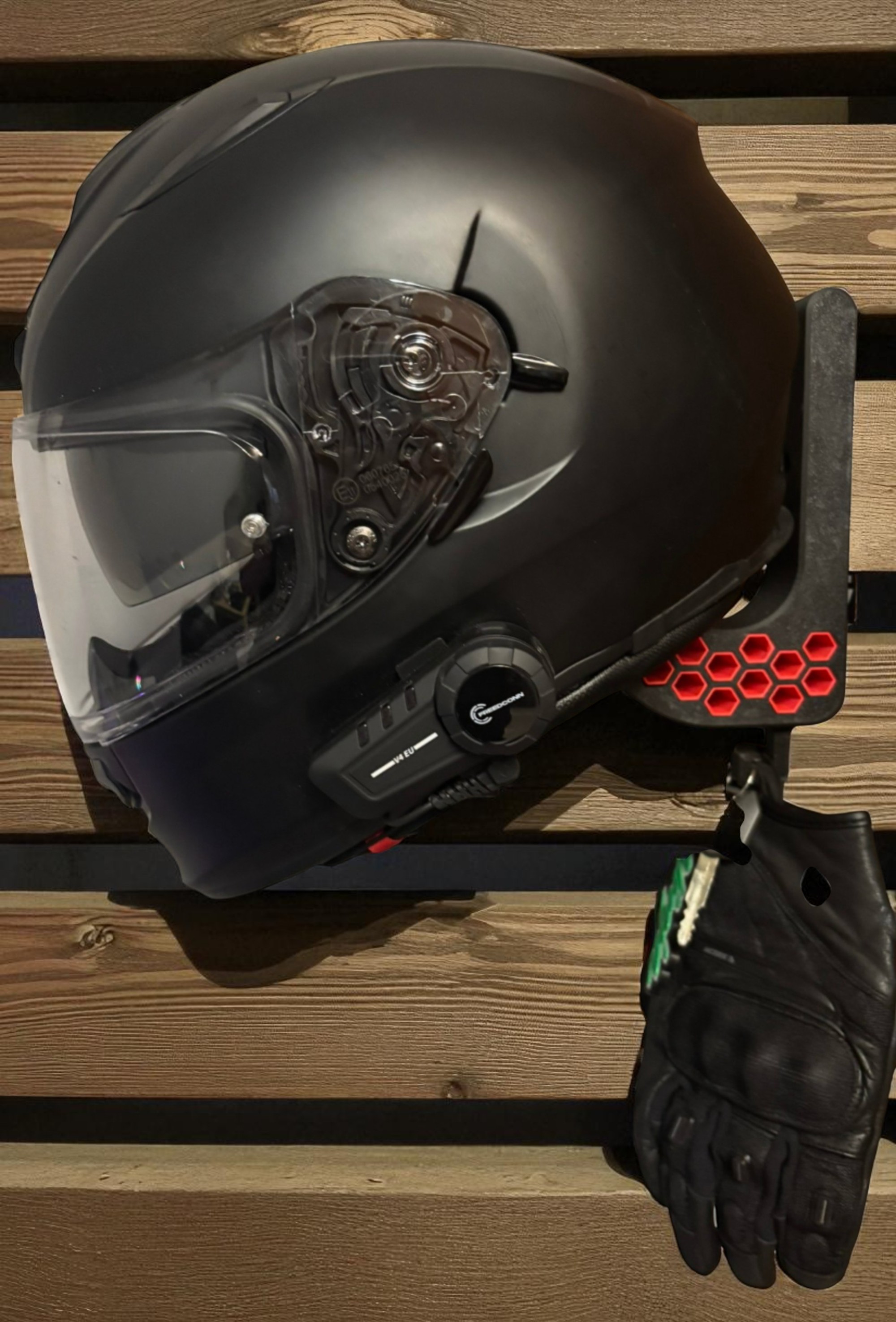 Oszczędność miejsca w garażu dzięki uchwytowi na kask