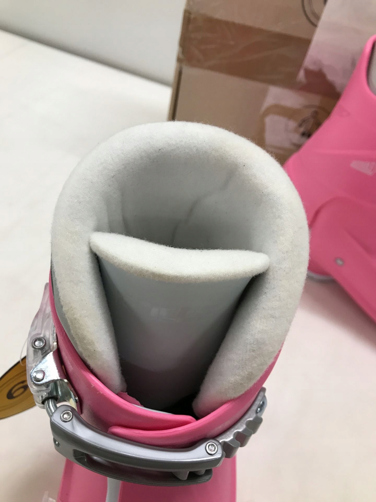 Anatomicznie wyściełany but wewnętrzny – Wygoda na stoku