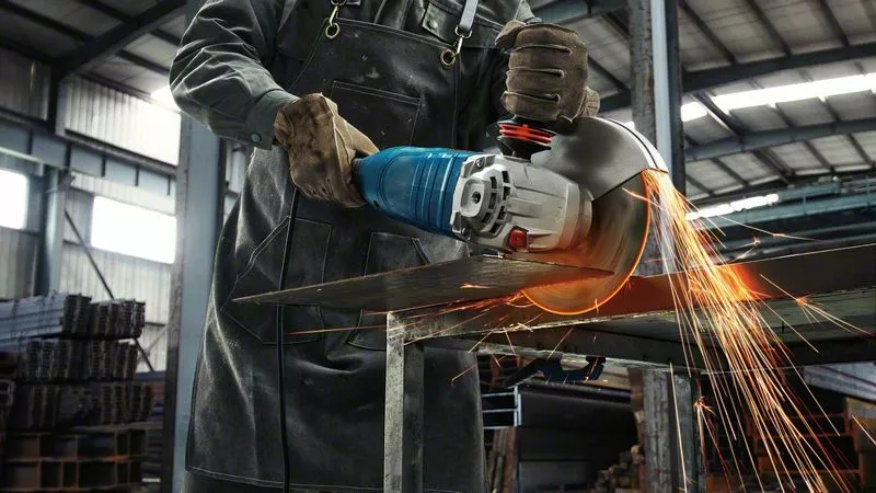 Dodatkowe akcesoria w zestawie – Klucz oczkowy, nakrętka mocująca i więcej