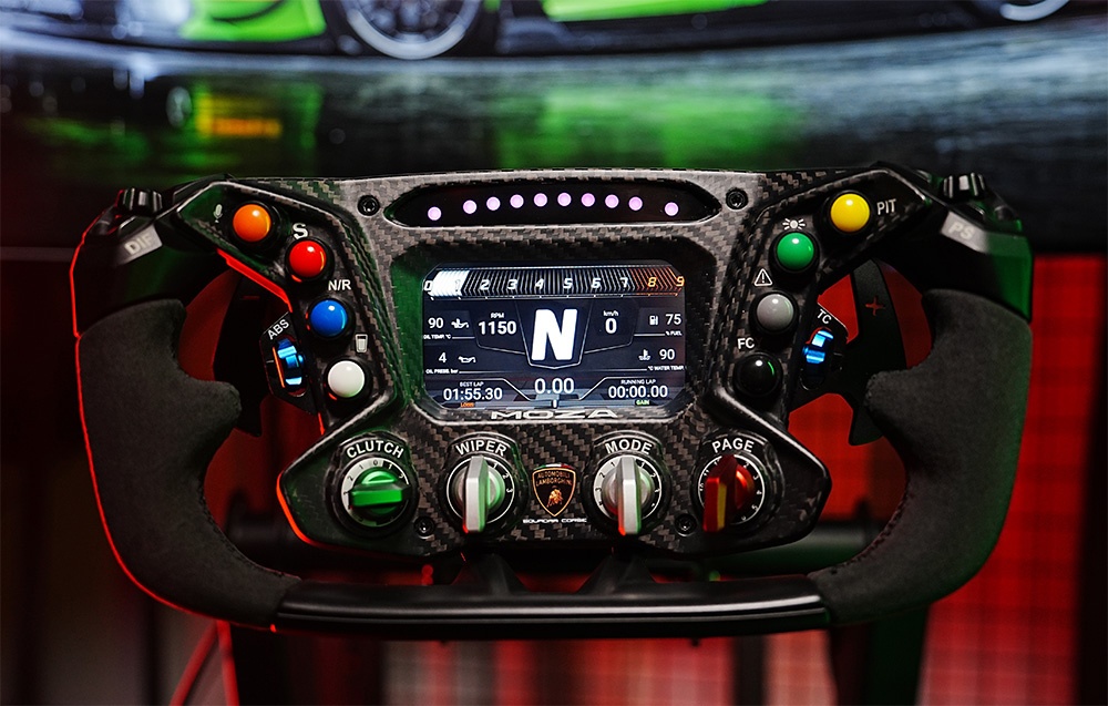 Kierownica MOZA Racing Lamborghini Essenza SCV12 RS070 z ekranem LCD, podświetleniem LED RPM i kolorowymi przyciskami funkcyjnymi do pełnej kontroli symulatora.