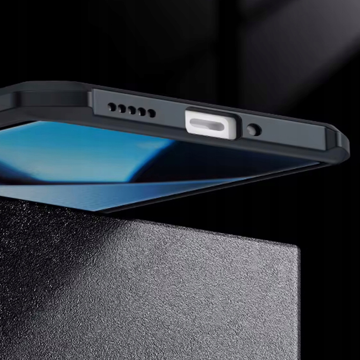 Wygodne wycięcia na porty i przyciski