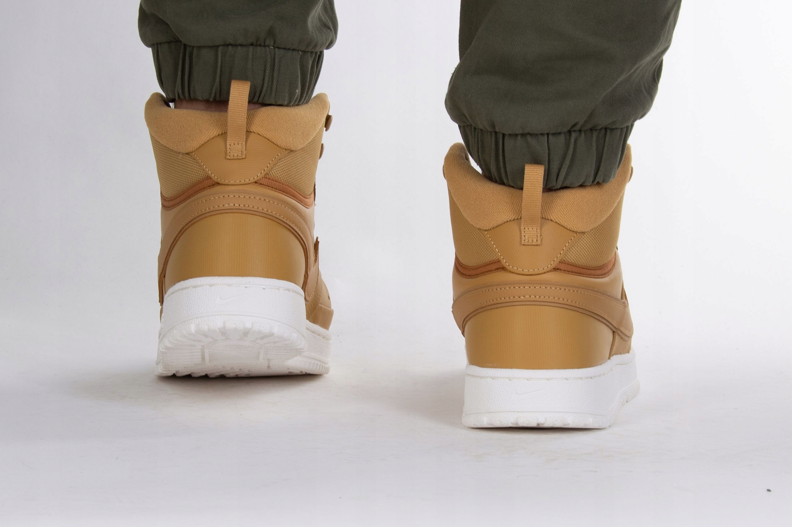 Komfortowy kołnierz i metalowe elementy sznurowania