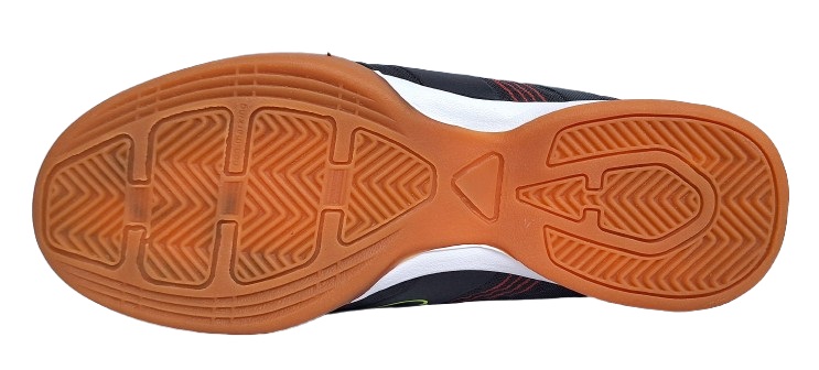 Niebrudząca podeszwa – idealna do hal i na boiska