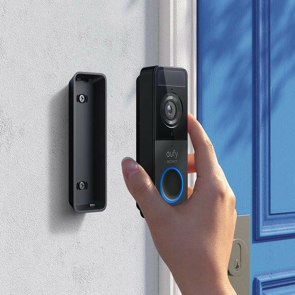 Wideodomofon EUFY VIDEO DOORBELL SLIM zamontowany przed drzwiami
