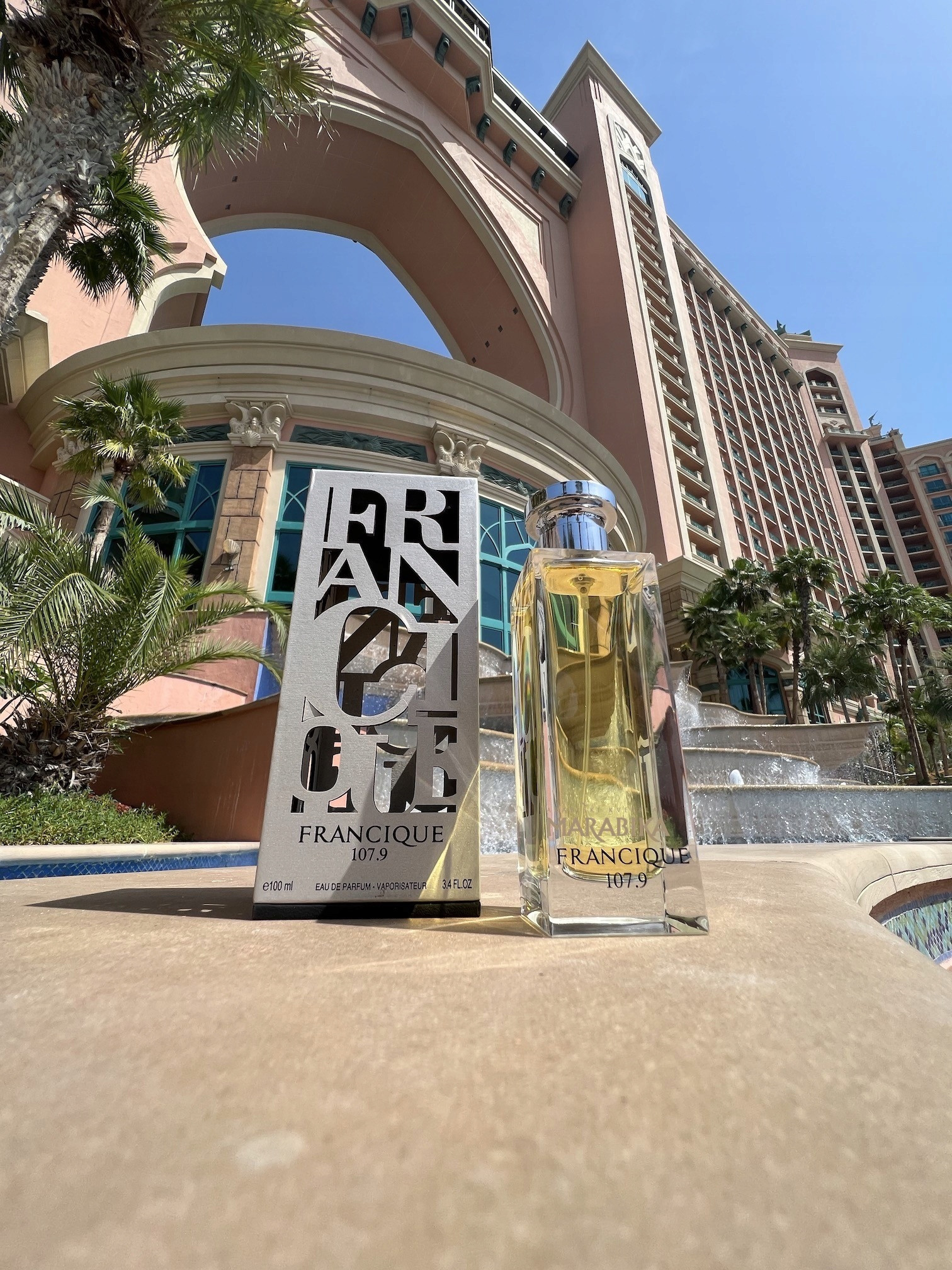 Nuty bazy: ambroksan, kaszmir, bób tonka, labdanum, białe piżmo