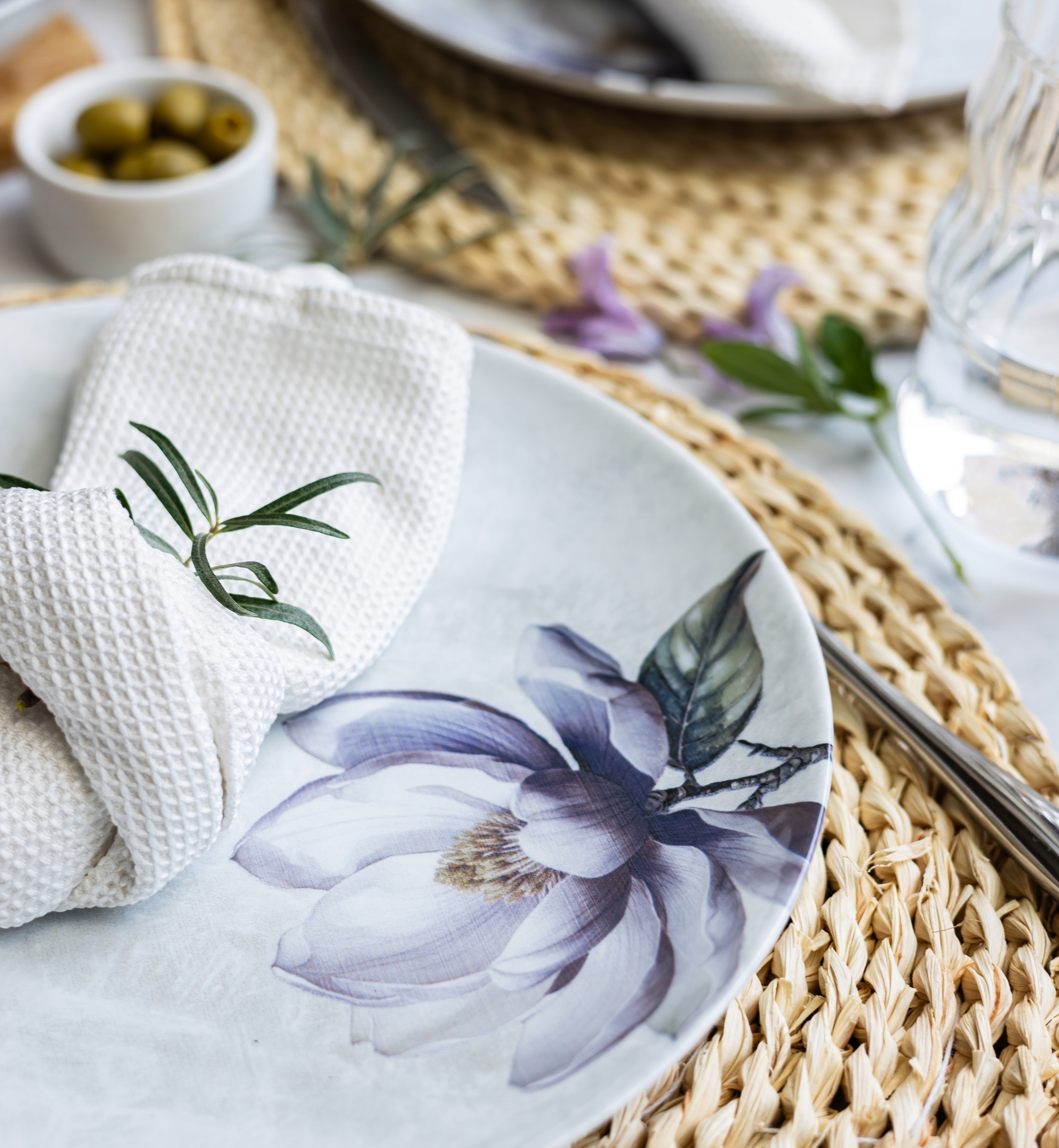 Oryginalny design z delikatnymi kwiatami magnolii