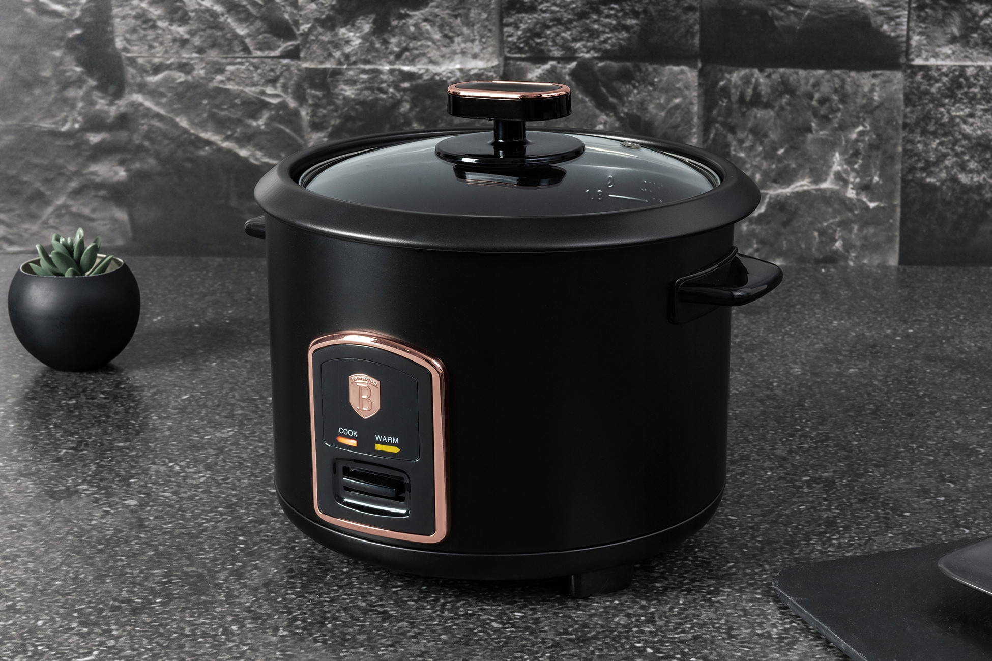 Wydajność i moc – 700W dla szybkiego gotowania