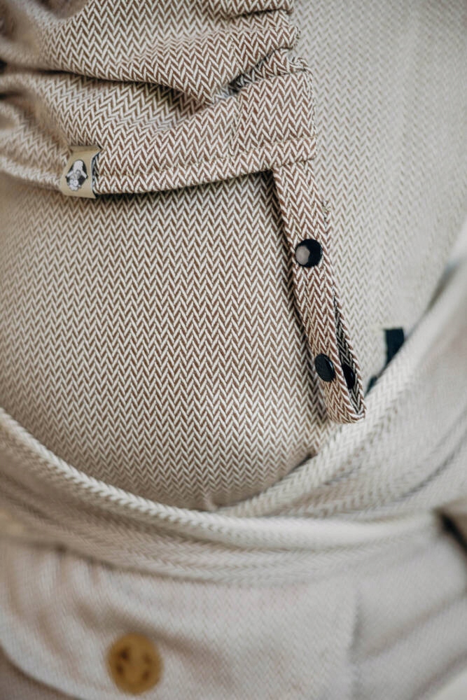 Nosidło hybrydowe LennyLamb - Mała Jodełka Almond – Komfort i bezpieczeństwo dla Twojego dziecka