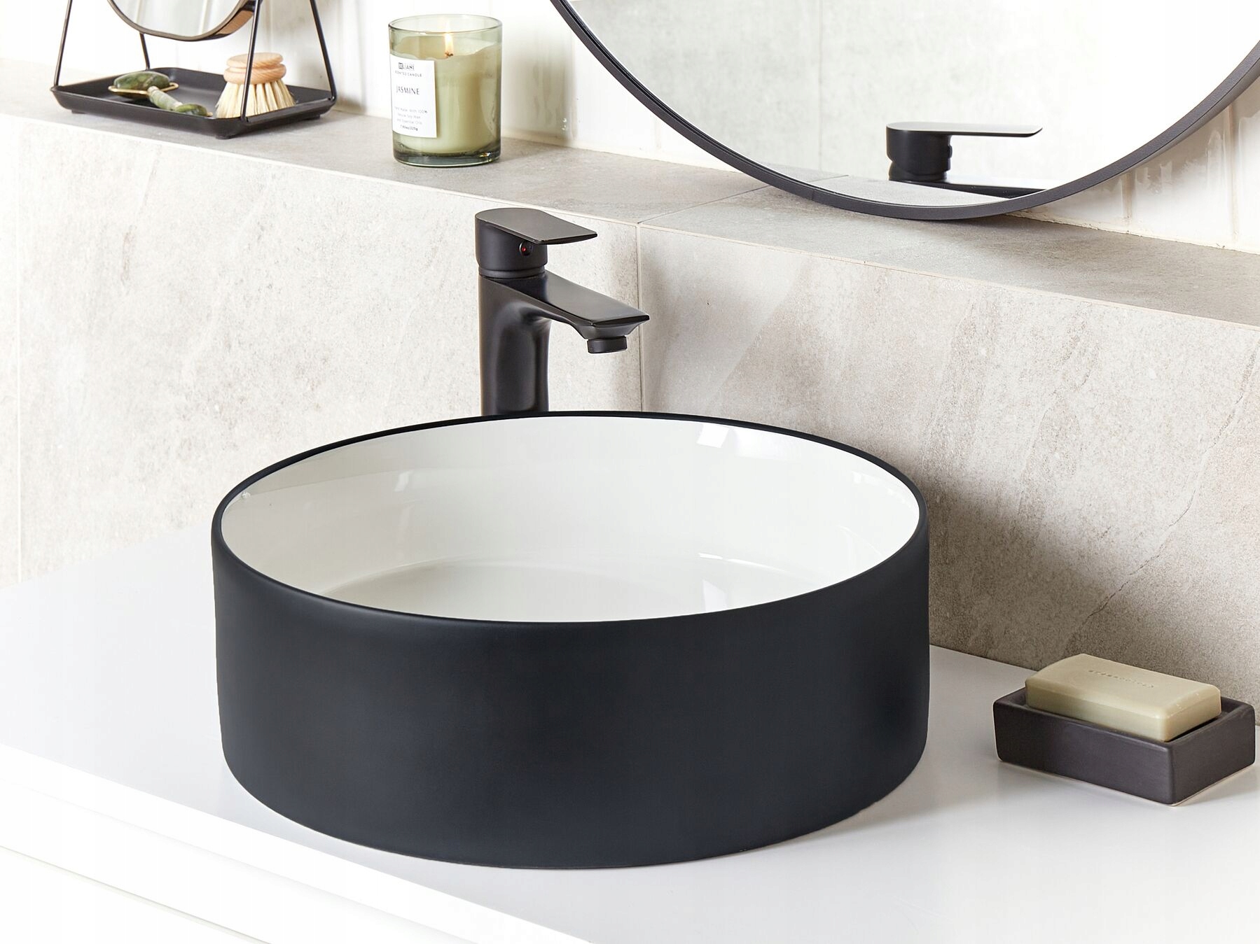 Umywalka nablatowa ceramiczna ⌀ 40 cm biała z czarnym TEBAR Lumarko – Elegancja i funkcjonalność w Twojej łazience