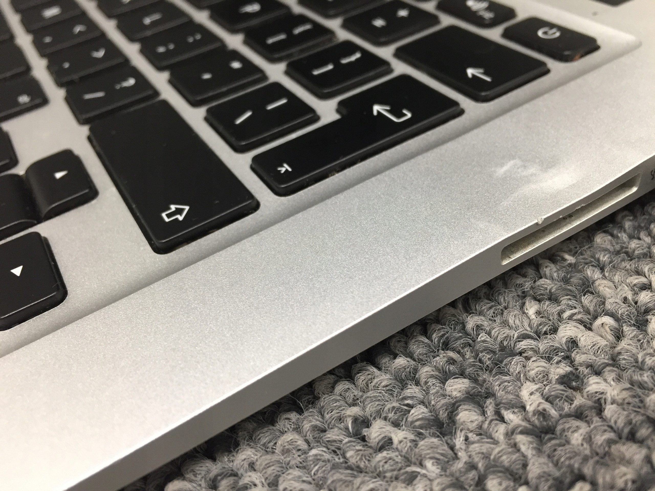 Wysokiej jakości wyświetlacz Retina – Rozdzielczość 2560 x 1600 px