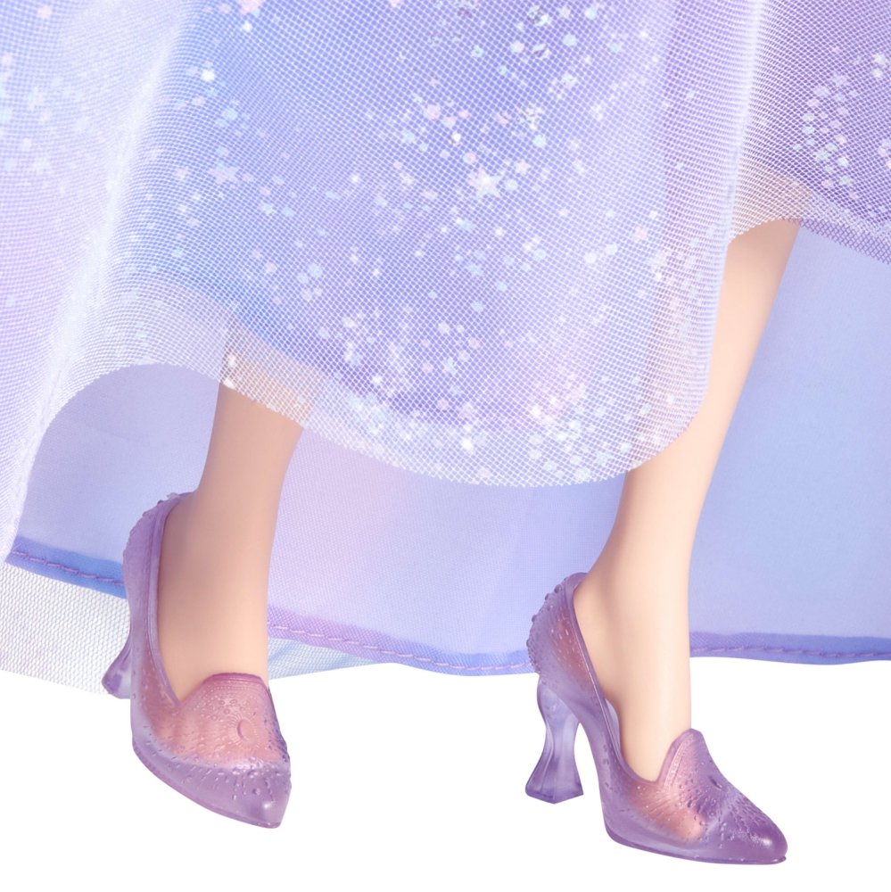 Ikoniczne akcesoria: różdżka, tiara i buciki na obcasie