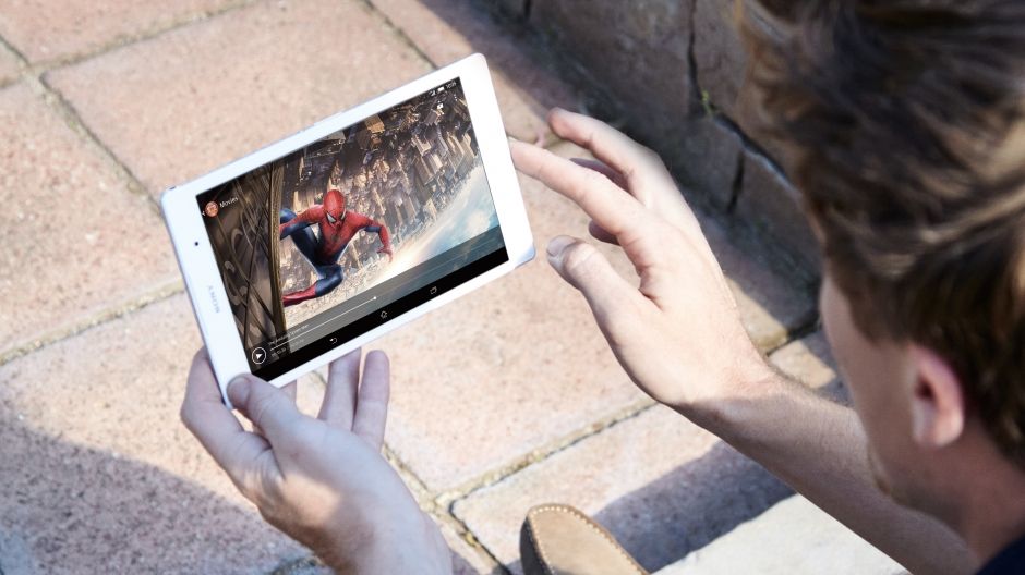 Osoba słuchająca muzyki z urządzenia Xperia Z3 Tablet Compact w autobusie