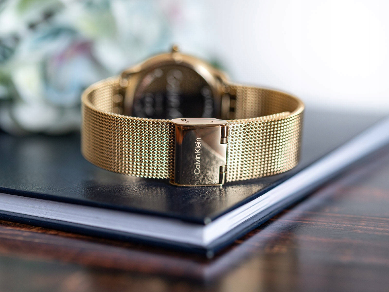 Złota tarcza z przestrzennym logo „CK”