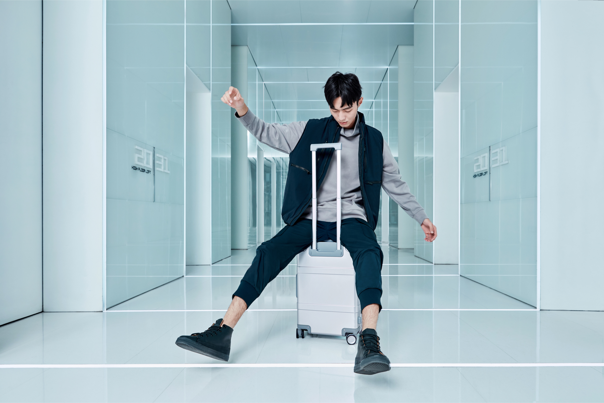 Walizka kabinowa NINETYGO Metal 55cm srebrna – Twój niezawodny towarzysz podróży