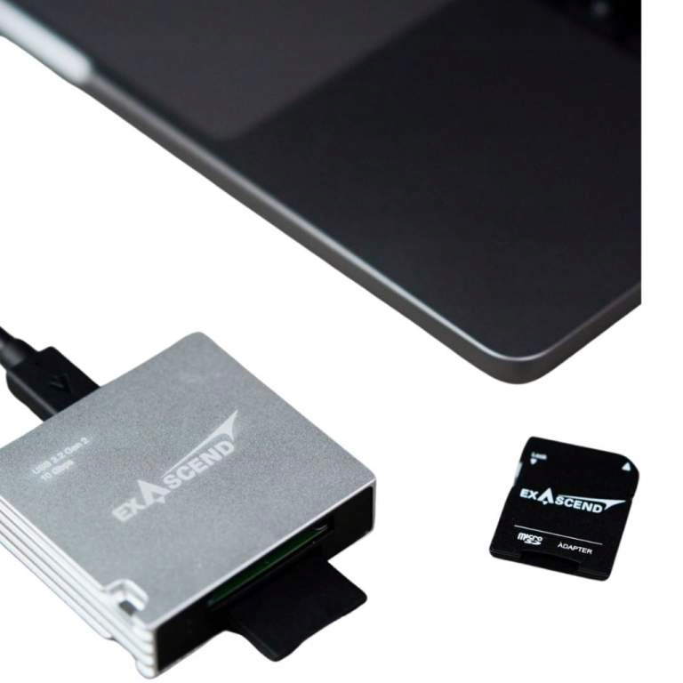Wbudowany kabel USB-C oraz adapter do kart microSD