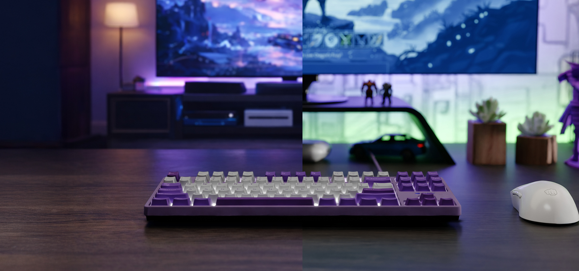Fioletowa klawiatura i biała myszka na drewnianym stole z dwoma ekranami w tle.