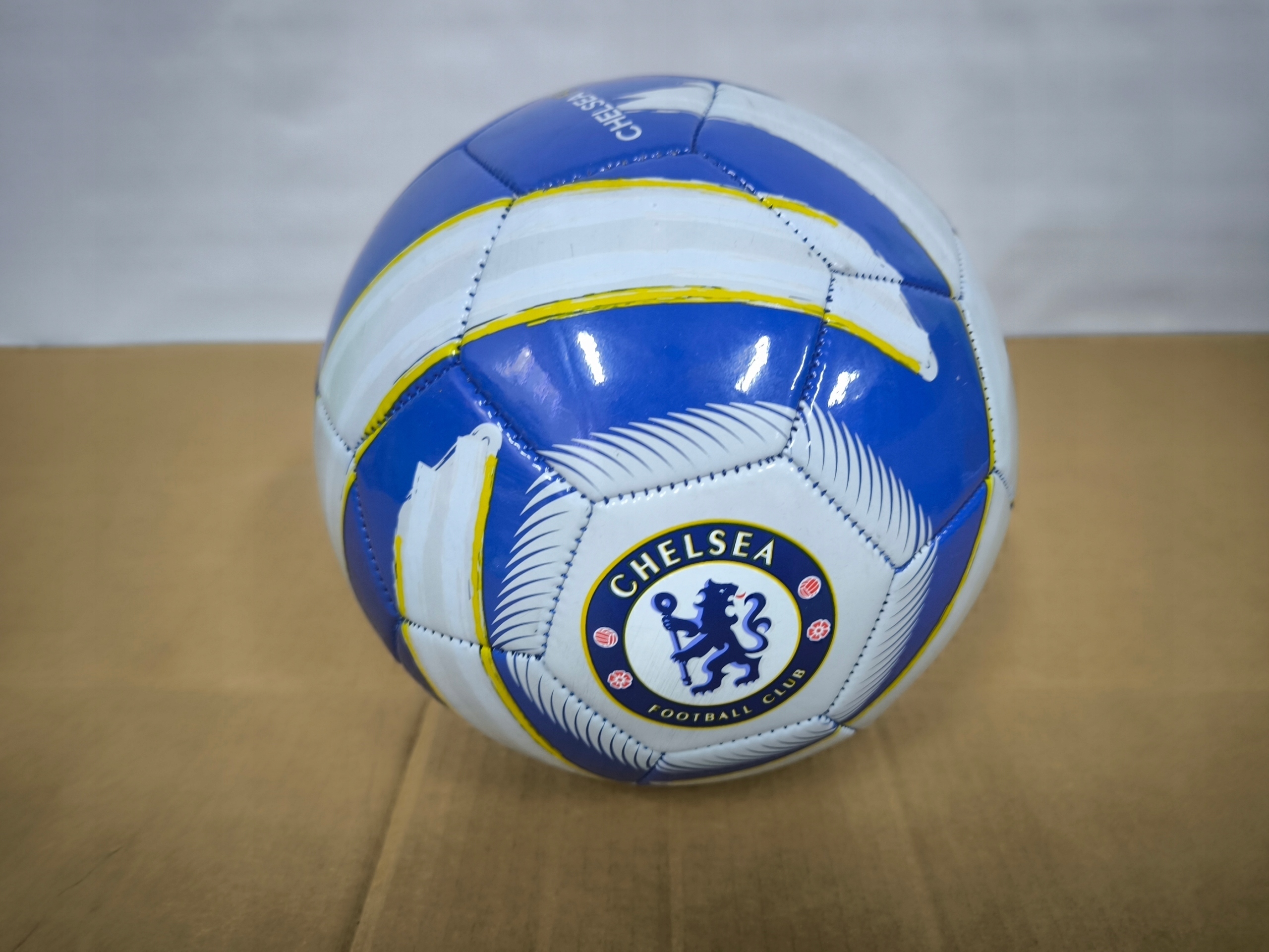 Stylowy design – Niebieska piłka z motywem Chelsea F.C.