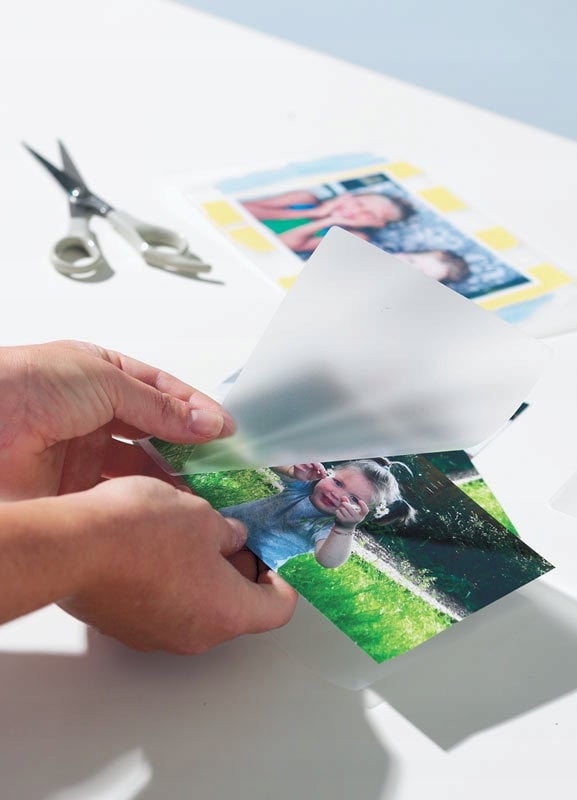 Samoprzylepna warstwa – łatwe przyklejanie na płaskich powierzchniach