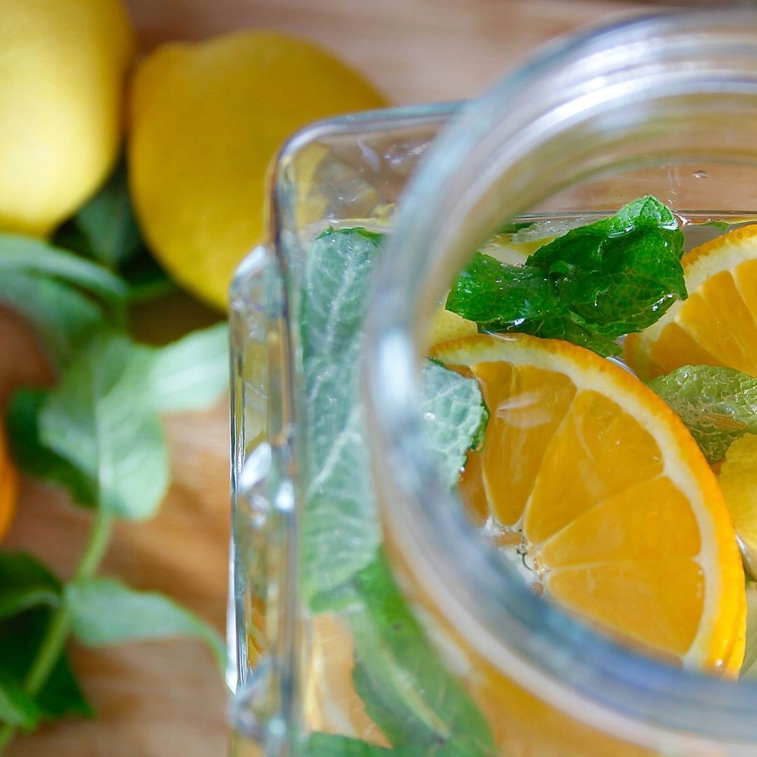 Łatwe napełnianie dużymi kawałkami owoców i kostkami lodu