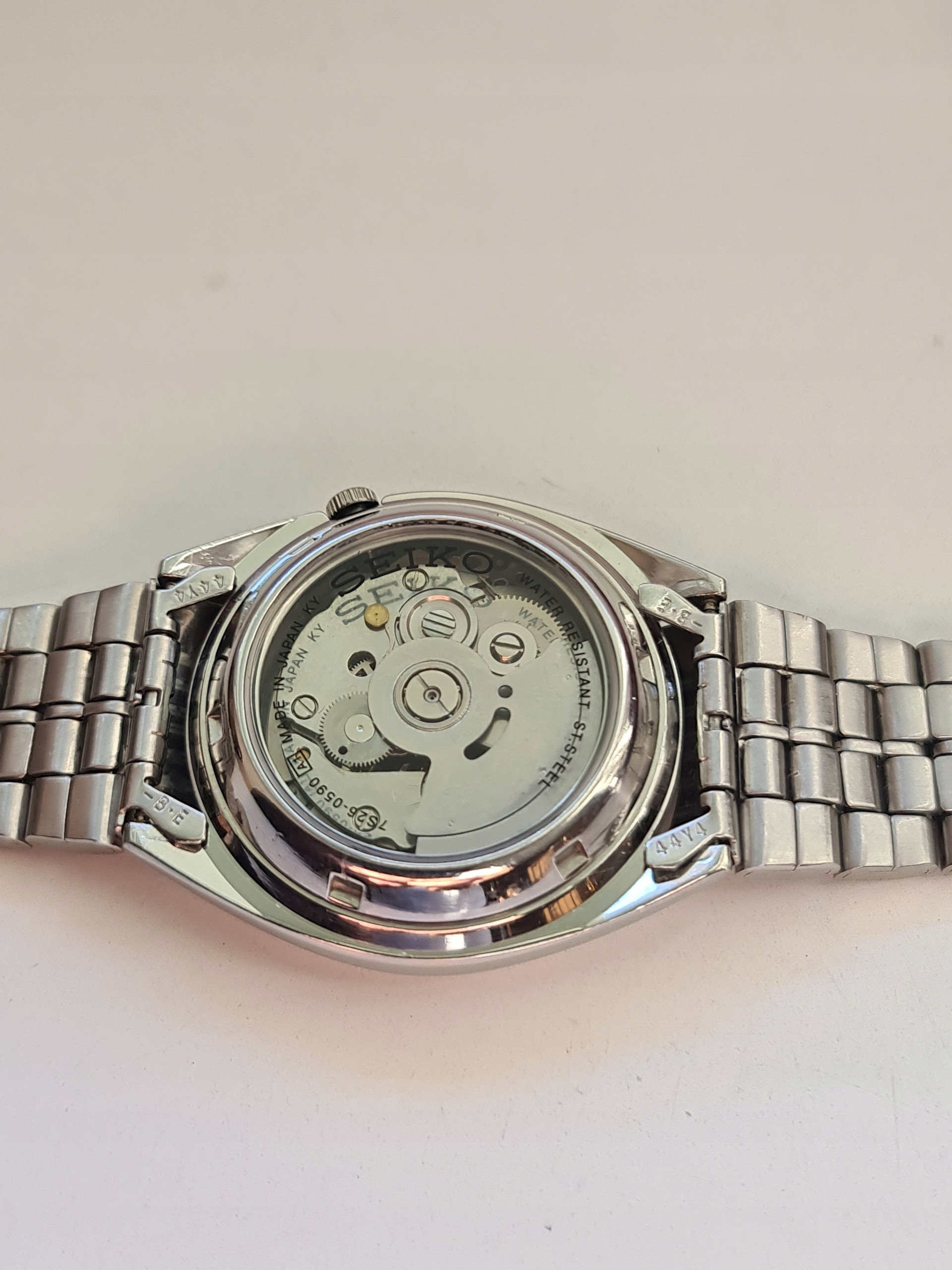 Kolorystyka: szary kopert i żółta tarcza