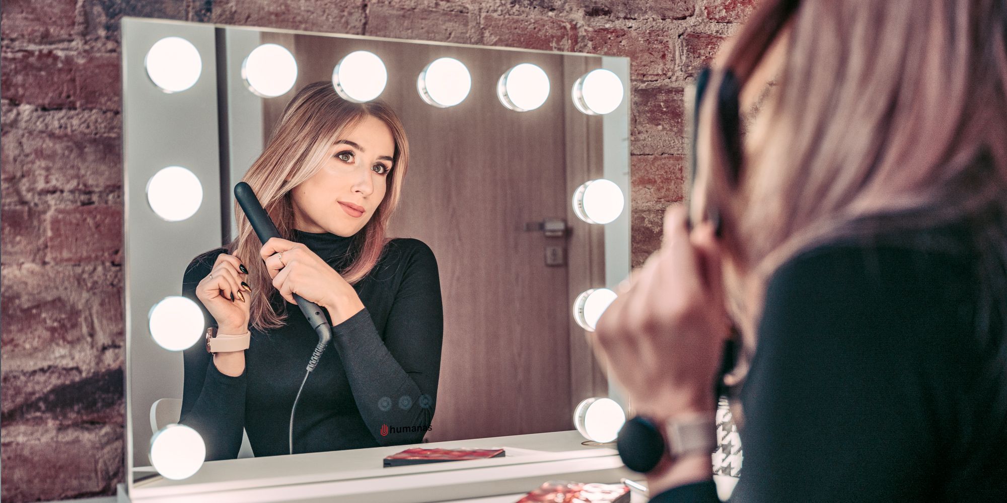 width=100% Młoda kobieta robi makijaż przed lustrem z oświetleniem LED